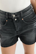Cargar imagen en el visor de la galería, Pantalón Corto FANNI Black W1672
