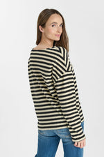 Cargar imagen en el visor de la galería, -Camiseta DOVE Black
